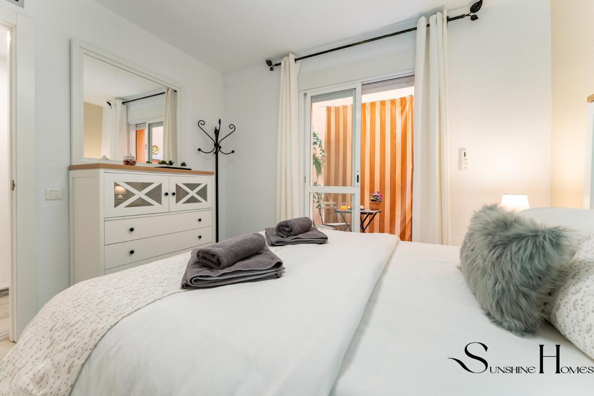 50 Meters From The Beach, 1 Bedroom With Parking *
